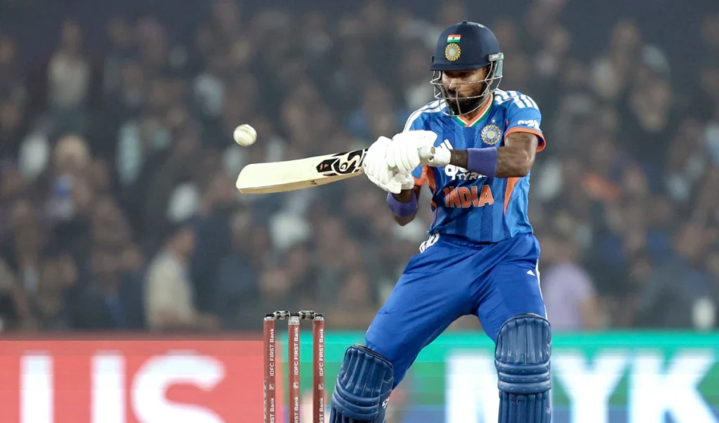 ਭਾਵਨਾਤਮਕ ਪਲ! ਹਾਰਦਿਕ ਪੰਡਯਾ ਨੇ ਛੱਕਿਆਂ ਨਾਲ ਜ਼ਖਮੀ ਹੋਏ ਕੈਮਰਾਮੈਨ ਨੂੰ ਜੱਫੀ ਪਾਈ ਅਤੇ ਬਰਫ਼ ਲਗਾਈ