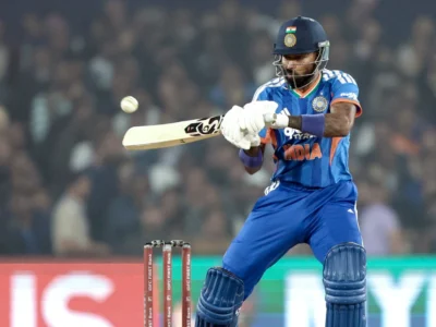 ਭਾਵਨਾਤਮਕ ਪਲ! ਹਾਰਦਿਕ ਪੰਡਯਾ ਨੇ ਛੱਕਿਆਂ ਨਾਲ ਜ਼ਖਮੀ ਹੋਏ ਕੈਮਰਾਮੈਨ ਨੂੰ ਜੱਫੀ ਪਾਈ ਅਤੇ ਬਰਫ਼ ਲਗਾਈ