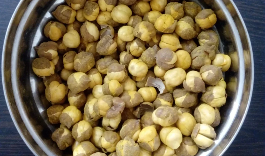 ਭੁੰਨੇ ਹੋਏ ਚਨੇ ਨੂੰ ਛਿਲਕੇ ਦੇ ਨਾਲ ਖਾਣਾ ਲਾਭਦਾਇਕ ਜਾਂ ਨੁਕਸਾਨਦੇਹ ਹੈ? ਮਾਹਰ ਦੀ ਰਾਏ ਜਾਣੋ