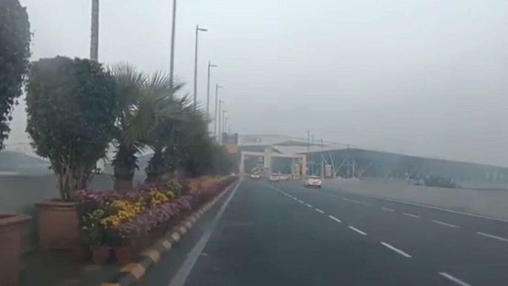 ਮੌਸਮ ਅਪਡੇਟ: ਸੰਘਣੀ ਧੁੰਦ ਨੇ ਦਿੱਲੀ ਅਤੇ ਉੱਤਰੀ ਭਾਰਤ ਦੇ ਕੁਝ ਹਿੱਸਿਆਂ ਨੂੰ ਘੇਰ ਲਿਆ; IGI ਹਵਾਈ ਅੱਡਾ, ਸਪਾਈਸਜੈੱਟ ਮੁੱਦੇ ਦੀ ਸਲਾਹ