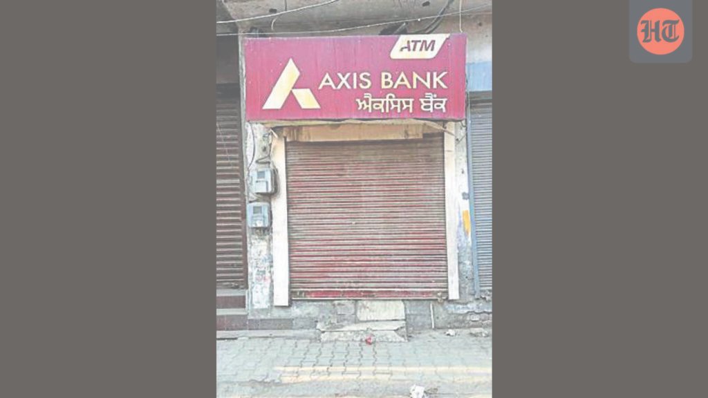 ਲੁਧਿਆਣਾ: ATM ‘ਚੋਂ ਕੈਸ਼ ਟਰੇ ਲੈ ਕੇ ਚੋਰਾਂ ਵੱਲੋਂ ਫਰਾਰ ਹੋਣ ਕਾਰਨ ਸੁਰੱਖਿਆ ਦੀ ਢਿੱਲ ਮੱਠ