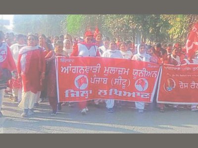 ਲੁਧਿਆਣਾ: ਆਂਗਣਵਾੜੀ ਵਰਕਰਾਂ ਨੇ ਘੱਟ ਤਨਖ਼ਾਹ ਅਤੇ ਬਜਟ ਵਿੱਚ ਕਟੌਤੀ ਨੂੰ ਲੈ ਕੇ ਕੇਂਦਰ ਦੀ ਨਾਅਰੇਬਾਜ਼ੀ ਕੀਤੀ