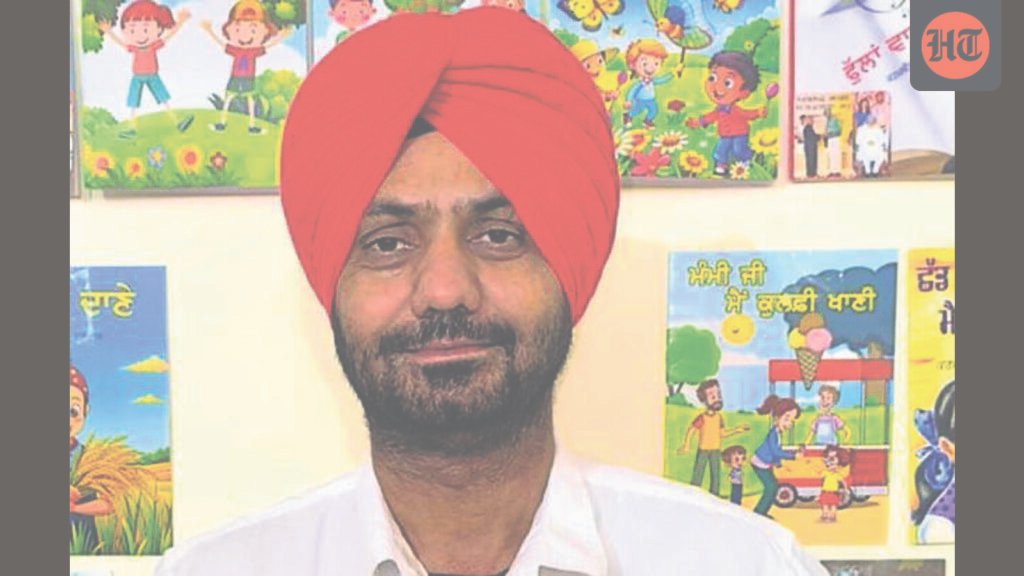 ਲੁਧਿਆਣਾ: ਨੈਸ਼ਨਲ ਐਵਾਰਡੀ ਅਧਿਆਪਕ ਦੀਆਂ 13 ਕਿਤਾਬਾਂ ਸੂਬੇ ਦੀਆਂ ਸਕੂਲਾਂ ਦੀਆਂ ਲਾਇਬ੍ਰੇਰੀਆਂ ਵਿੱਚ ਪਹੁੰਚ ਗਈਆਂ ਹਨ