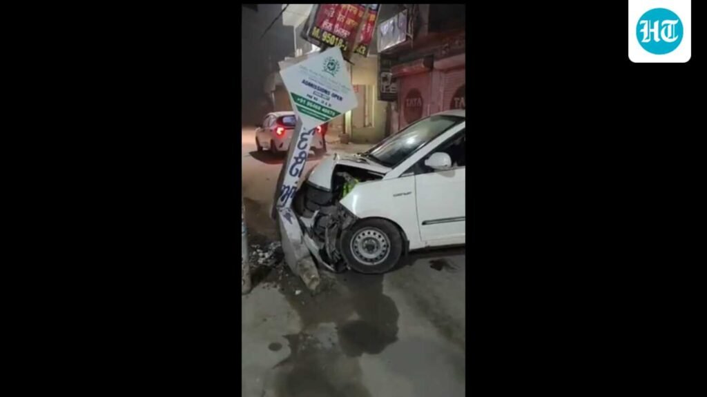 ਲੁਧਿਆਣਾ: ਲੋਹਾਰਾ ਰੋਡ ‘ਤੇ ਕਾਰ ਬਿਜਲੀ ਦੇ ਖੰਭੇ ਨਾਲ ਟਕਰਾਉਣ ਕਾਰਨ ਦੋ ਘੰਟੇ ਲਈ ਬਿਜਲੀ ਸਪਲਾਈ ਠੱਪ