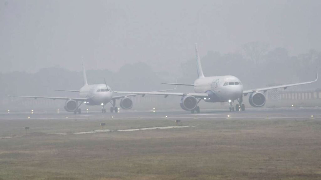 ਸੰਘਣੀ ਧੁੰਦ ਨੇ ਉੱਤਰੀ ਭਾਰਤ ਵਿੱਚ ਉਡਾਣਾਂ ਵਿੱਚ ਵਿਘਨ ਪਾਇਆ ਕਿਉਂਕਿ ਵਿਜ਼ੀਬਿਲਟੀ ਘਟਦੀ ਹੈ, ਏਅਰਲਾਈਨਾਂ ਨੇ ਐਡਵਾਈਜ਼ਰੀਆਂ ਜਾਰੀ ਕੀਤੀਆਂ ਹਨ