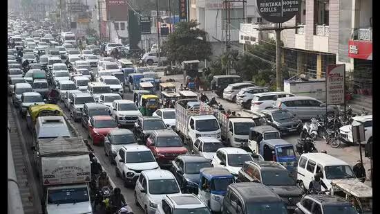 92,000 ਤੋਂ 1.52 ਲੱਖ ਤੱਕ: ਪੰਚਕੂਲਾ ਟ੍ਰੈਫਿਕ ਚਲਾਨਾਂ ’25 ‘ਚ 65% ਵਧਿਆ, ਜੁਰਮਾਨੇ ₹3 ਕਰੋੜ ਤੋਂ ਪਾਰ