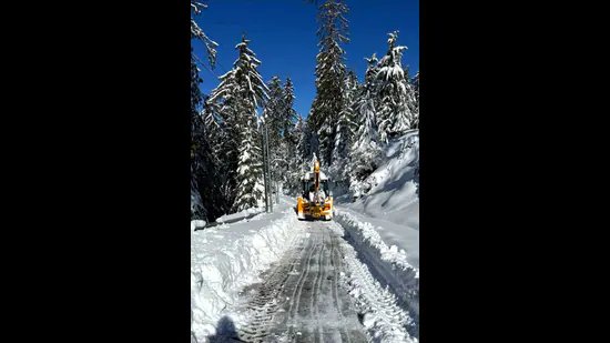 HP ਵਿੱਚ 889 ਸੜਕਾਂ ਜਾਮ; ਚੰਬਾ ਦੇ ਭਰਮੌਰ ਵਿੱਚ ਬਰਫ ਖਿਸਕਣ ਕਾਰਨ ਦਹਿਸ਼ਤ ਦਾ ਮਾਹੌਲ