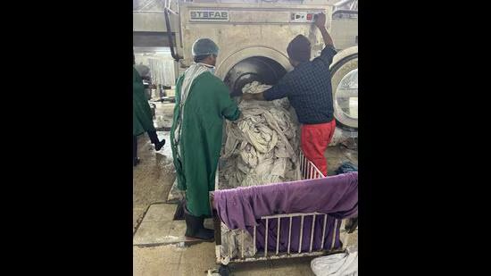 PGIMER ਕੰਟਰੈਕਟ ਵਰਕਰ ਬਿਨਾਂ ਮੈਡੀਕਲ ਕਵਰ ਦੇ ਸਿਹਤ ਖਤਰਿਆਂ ਦਾ ਸਾਹਮਣਾ ਕਰ ਰਹੇ ਹਨ