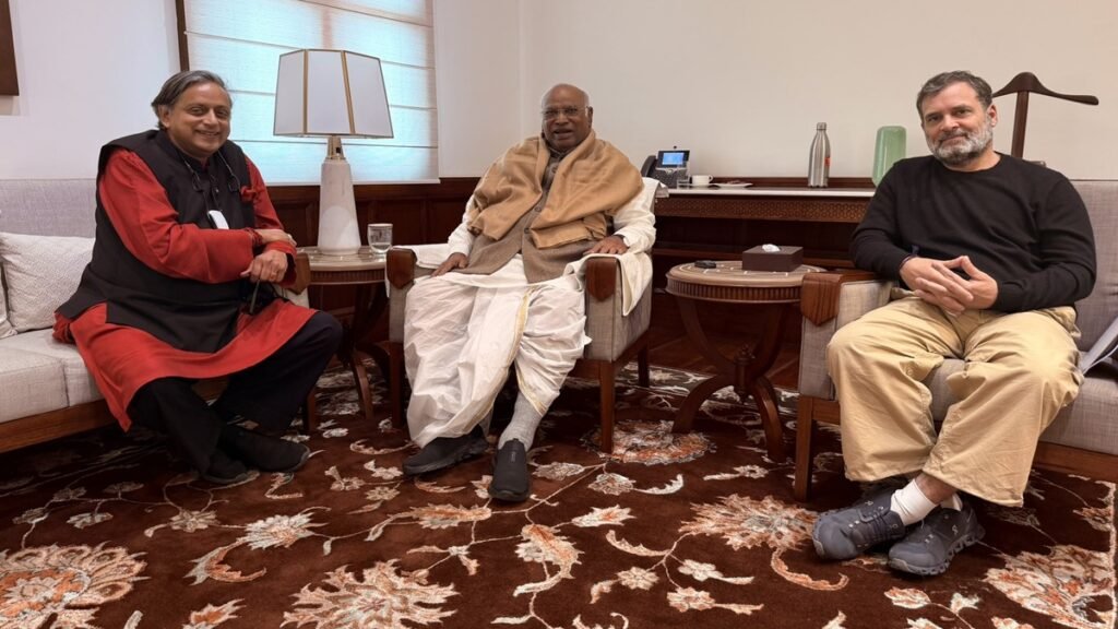 ਅੰਦਰੂਨੀ ਮਤਭੇਦ ਦੀਆਂ ਅਟਕਲਾਂ ਦਰਮਿਆਨ ਸ਼ਸ਼ੀ ਥਰੂਰ ਨੇ ਸੰਸਦ ਵਿੱਚ ਰਾਹੁਲ ਗਾਂਧੀ, ਖੜਗੇ ਨਾਲ ਮੁਲਾਕਾਤ ਕੀਤੀ