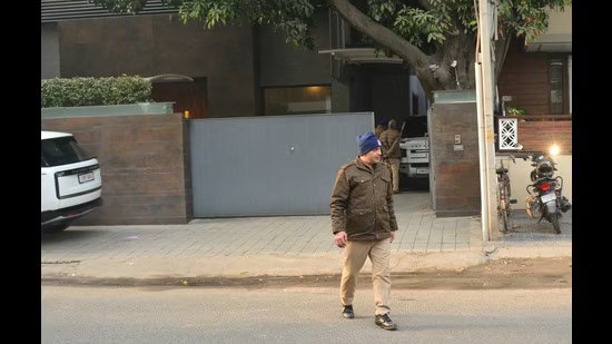 ਇਕ ਰਾਤ ‘ਚ 2 ਫਾਇਰਿੰਗ: ਸੈਕਟਰ 21 ‘ਚ ਫਾਰਮੇਸੀ ਤੋਂ ਬਾਅਦ ਬਿਲਡਰ ਦੇ ਘਰ ਦੇ ਬਾਹਰ ਚੱਲੀਆਂ ਗੋਲੀਆਂ