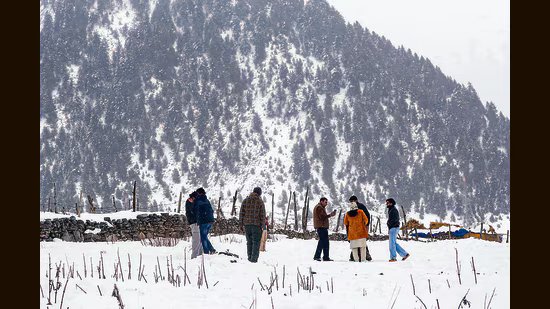 ਕਸ਼ਮੀਰ ਘਾਟੀ ਵਿੱਚ ਘੱਟੋ-ਘੱਟ ਤਾਪਮਾਨ ਵਿੱਚ ਗਿਰਾਵਟ; ਗੁਲਮਰਗ -6.5 ਡਿਗਰੀ ਸੈਲਸੀਅਸ ‘ਤੇ ਕੰਬਦਾ ਹੈ