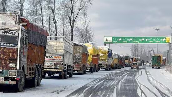 ਗੁਲਮਰਗ ‘ਚ 3 ਫੁੱਟ ਤੋਂ ਜ਼ਿਆਦਾ ਬਰਫ, ਸ਼੍ਰੀਨਗਰ-ਜੰਮੂ ਹਾਈਵੇਅ ਦੂਜੇ ਦਿਨ ਵੀ ਬੰਦ