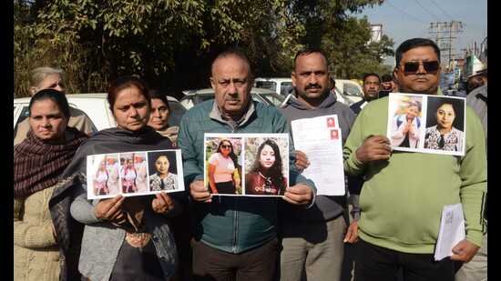 ਚਿਸ਼ੋਤੀ ਬੱਦਲ ਫਟਿਆ: ਮਹੀਨੇ ਬਾਅਦ, ਲਾਪਤਾ ਪੀੜਤਾਂ ਦੇ ਰਿਸ਼ਤੇਦਾਰ ਬੰਦ ਹੋਣ ਦੀ ਉਡੀਕ ਕਰ ਰਹੇ ਹਨ