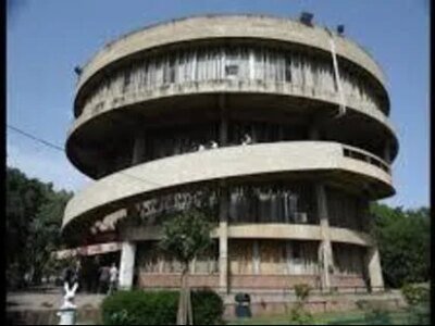 ਚੰਡੀਗੜ੍ਹ: ਅਧਿਆਪਕਾਂ ਦੀ ਜਥੇਬੰਦੀ ਦਾ ਕਹਿਣਾ ਹੈ ਕਿ ਪੀਯੂ ਕੈਂਪਸ ਵਿੱਚ ਹਫ਼ਤੇ ਵਿੱਚ ਸਿਰਫ਼ ਦੋ ਦਿਨ ਹੀ ਡੀਨ ਉਪਲਬਧ ਹਨ