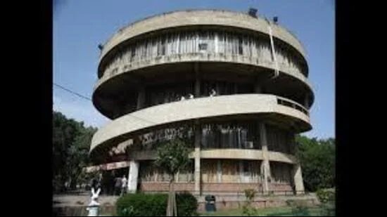 ਚੰਡੀਗੜ੍ਹ: ਅਧਿਆਪਕਾਂ ਦੀ ਜਥੇਬੰਦੀ ਦਾ ਕਹਿਣਾ ਹੈ ਕਿ ਪੀਯੂ ਕੈਂਪਸ ਵਿੱਚ ਹਫ਼ਤੇ ਵਿੱਚ ਸਿਰਫ਼ ਦੋ ਦਿਨ ਹੀ ਡੀਨ ਉਪਲਬਧ ਹਨ