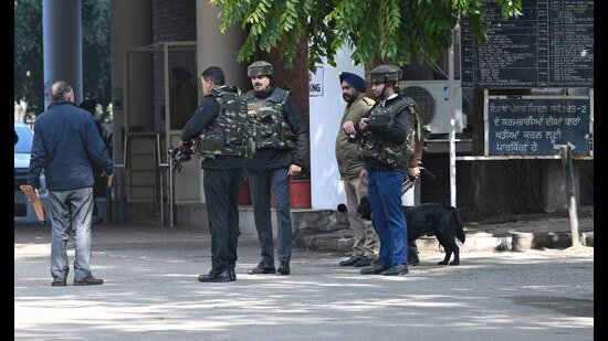 ਚੰਡੀਗੜ੍ਹ ਦੇ 30 ਸਕੂਲਾਂ ਨੂੰ ਧਮਕੀ ਦੇ ਬਾਅਦ ਦਿਨ: ਯੂਟੀ ਸਕੱਤਰੇਤ ਦੀਆਂ ਇਮਾਰਤਾਂ ‘ਤੇ ਬੰਬ ਦਾ ਡਰ