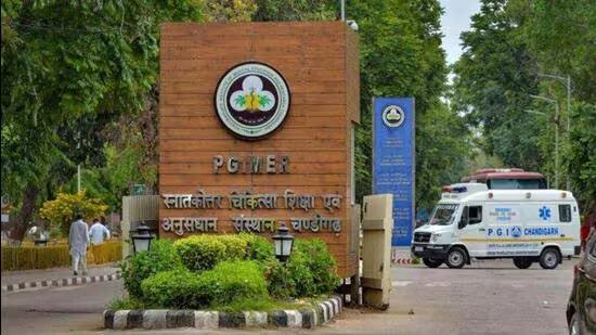 ਚੰਡੀਗੜ੍ਹ: ਪੀਜੀਆਈ ਦੇ ਰੈਜ਼ੀਡੈਂਟ ਡਾਕਟਰਾਂ ਲਈ ਕੋਈ ਹਫ਼ਤਾਵਾਰੀ ਛੁੱਟੀ ਨਹੀਂ, 12+ ਘੰਟੇ ਦੀਆਂ ਸ਼ਿਫਟਾਂ, ਕੰਮ-ਜੀਵਨ ਦਾ ਸੰਤੁਲਨ ਇੱਕ ਮਿੱਥ ਹੈ।