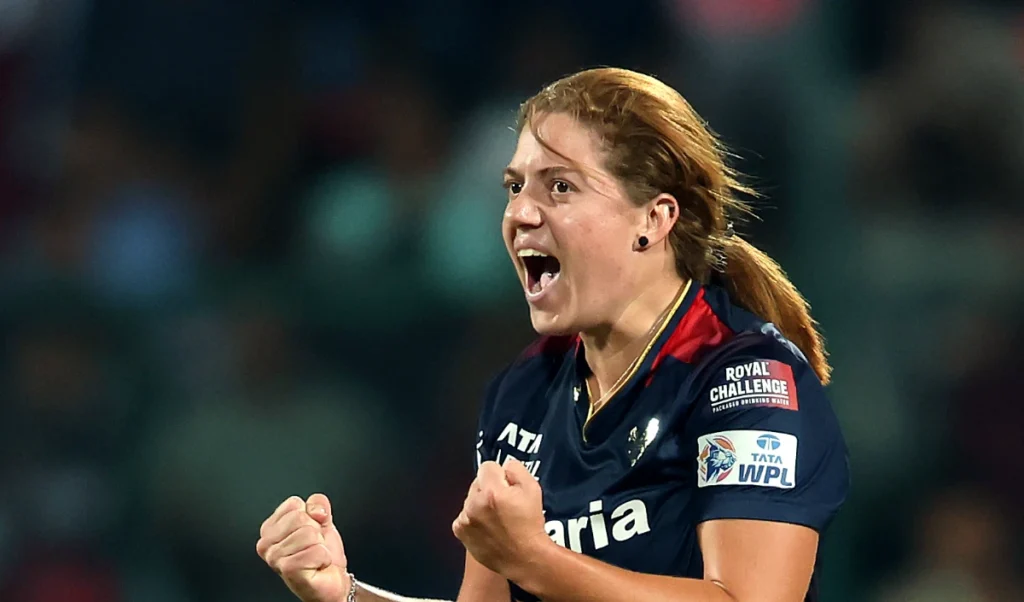 ਡੀ ਕਲਰਕ ਦੀ ਸ਼ਾਨਦਾਰ ਗੇਂਦਬਾਜ਼ੀ ਦੀ ਮਦਦ ਨਾਲ ਆਰਸੀਬੀ ਨੇ ਯੂਪੀ ਵਾਰੀਅਰਜ਼ ਨੂੰ ਅੱਠ ਵਿਕਟਾਂ ‘ਤੇ 143 ਦੌੜਾਂ ‘ਤੇ ਰੋਕ ਦਿੱਤਾ।