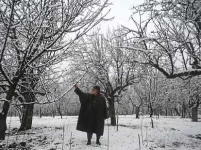 ਤਾਜ਼ਾ ਬਰਫਬਾਰੀ ਨੇ ਕਸ਼ਮੀਰ ਘਾਟੀ ਨੂੰ ਠੱਪ ਕਰ ਦਿੱਤਾ ਹੈ