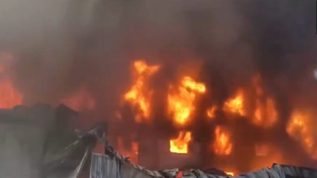 ਦਮਨ ‘ਚ ਪੈਕੇਜਿੰਗ ਕੰਪਨੀਆਂ ‘ਚ ਲੱਗੀ ਭਿਆਨਕ ਅੱਗ, 7 ਫਾਇਰ ਟੈਂਡਰ ਮੌਕੇ ‘ਤੇ ਮੌਜੂਦ | ਵੀਡੀਓ