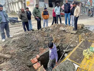 ਨਗਰ ਨਿਗਮ ਦੀ ਗਲਤੀ ਦਾ ਪਰਦਾਫਾਸ਼: ਲੁਧਿਆਣਾ ਵਿੱਚ ਸੀਵਰੇਜ ਚੈਨਲ ਤੋਂ ਲੰਘਦੀ ਦਹਾਕਾ ਪੁਰਾਣੀ ਪੀਣ ਵਾਲੇ ਪਾਣੀ ਦੀ ਪਾਈਪਲਾਈਨ ਮਿਲੀ