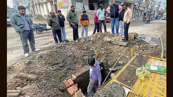 ਨਗਰ ਨਿਗਮ ਦੀ ਗਲਤੀ ਦਾ ਪਰਦਾਫਾਸ਼: ਲੁਧਿਆਣਾ ਵਿੱਚ ਸੀਵਰੇਜ ਚੈਨਲ ਤੋਂ ਲੰਘਦੀ ਦਹਾਕਾ ਪੁਰਾਣੀ ਪੀਣ ਵਾਲੇ ਪਾਣੀ ਦੀ ਪਾਈਪਲਾਈਨ ਮਿਲੀ