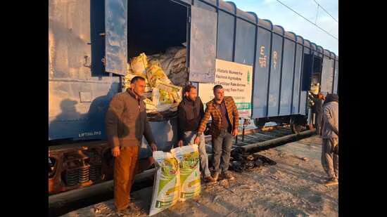 ਪਹਿਲੀ ਖਾਦ ਦੀ ਮਾਲ ਗੱਡੀ ਅਨੰਤਨਾਗ ਪਹੁੰਚੀ