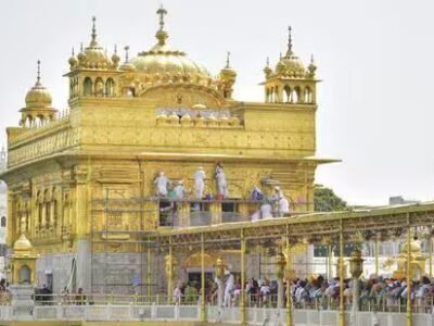 ਪੁਲਿਸ ਵੱਲੋਂ ਹਰਿਮੰਦਰ ਸਾਹਿਬ ਦੇ ਅਹਾਤੇ ਵਿੱਚੋਂ ਦੋ ਵਿਅਕਤੀਆਂ ਨੂੰ ਫੜਨ ਤੋਂ ਬਾਅਦ ਕਤਾਰ