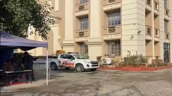 ਪ੍ਰਧਾਨ ਮੰਤਰੀ ਦੀ ਫੇਰੀ ਤੋਂ ਪਹਿਲਾਂ ਸਕੂਲਾਂ ਨੂੰ ਧਮਕੀਆਂ ਦੀਆਂ ਈਮੇਲ ਮਿਲਣ ਤੋਂ ਬਾਅਦ ਜਲੰਧਰ ਵਿੱਚ ਸੁਰੱਖਿਆ ਸਖ਼ਤ ਕਰ ਦਿੱਤੀ ਗਈ ਹੈ