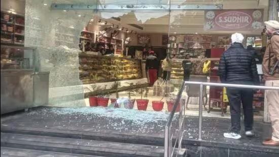 ਫਗਵਾੜਾ ਮਿਠਾਈ ਦੀ ਦੁਕਾਨ ‘ਤੇ ਬੰਦੂਕਧਾਰੀਆਂ ਨੇ 8 ਰਾਊਂਡ ਫਾਇਰ ਕੀਤੇ, ਫਿਰੌਤੀ ਦਾ ਸ਼ੱਕ