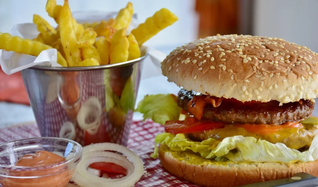 ਫਾਸਟ ਫੂਡ ਸਰੀਰ ਨੂੰ ਖੋਖਲਾ ਕਰ ਰਿਹਾ ਹੈ, ਸਿਹਤ ਮਾਹਿਰਾਂ ਦੀ ਚੇਤਾਵਨੀ, ਇਨ੍ਹਾਂ ਨਾਲ ਹੋ ਸਕਦੀਆਂ ਹਨ ਗੰਭੀਰ ਬੀਮਾਰੀਆਂ