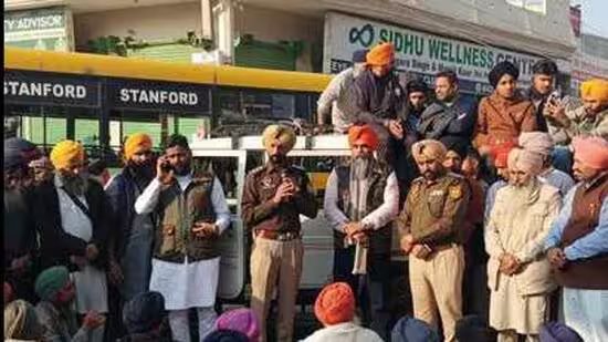 ਬਰਨਾਲਾ ‘ਚ ਬੇਅਦਬੀ: ਠੀਕਰੀਵਾਲਾ ਸਮਾਗਮ ਦੌਰਾਨ ਖਿੱਲਰੇ ਗੁਟਕਾ ਸਾਹਿਬ ਦੇ ਪੰਨਿਆਂ ਤੋਂ ਬਾਅਦ ਦੋ ‘ਤੇ ਮਾਮਲਾ ਦਰਜ