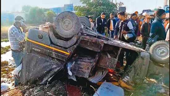 ਮੋਹਾਲੀ: ਏਅਰਪੋਰਟ ਰੋਡ ‘ਤੇ ਤੇਜ਼ ਰਫਤਾਰ SUV ਨੇ ਟਰੱਕ ਨੂੰ ਟੱਕਰ ਮਾਰ ਦਿੱਤੀ, 3 ਦੀ ਮੌਤ