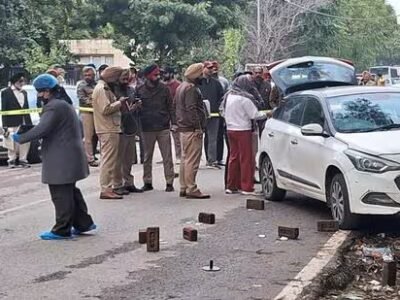 ਮੋਹਾਲੀ ਦੇ ਐਸਐਸਪੀ ਦਫ਼ਤਰ ਦੇ ਬਾਹਰ ਦੋ ਹਮਲਾਵਰਾਂ ਵੱਲੋਂ ਗੋਲੀ ਮਾਰ ਕੇ ਵਿਅਕਤੀ ਦੀ ਹੱਤਿਆ