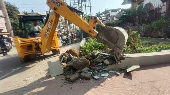 ਮੋਹਾਲੀ ਨਗਰ ਨਿਗਮ, ਗਮਾਡਾ ਨੇ ਫੇਜ਼ 7 ਵਿੱਚ ਨਜਾਇਜ਼ ਉਸਾਰੀਆਂ ਨੂੰ ਢਾਹਿਆ ਵਸਨੀਕਾਂ ਦੇ ਵਿਰੋਧ ਵਿੱਚ