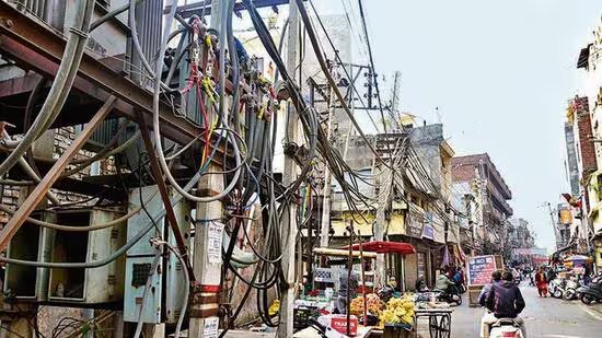 ਲੁਧਿਆਣਾ ਨੂੰ ਲਟਕਦੀਆਂ ਬਿਜਲੀ ਦੀਆਂ ਤਾਰਾਂ ਤੋਂ ਛੁਟਕਾਰਾ ਦਿਵਾਉਣ ਲਈ 99 ਕਰੋੜ ਰੁਪਏ ਦੀ ਯੋਜਨਾ