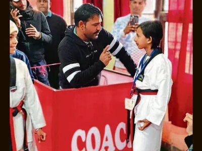 ਲੁਧਿਆਣਾ: ਨੌਜਵਾਨਾਂ ਦੇ ਪਿੱਛੇ ਕਿੰਨਰਾਂ ਦੀ ਰੈਲੀ