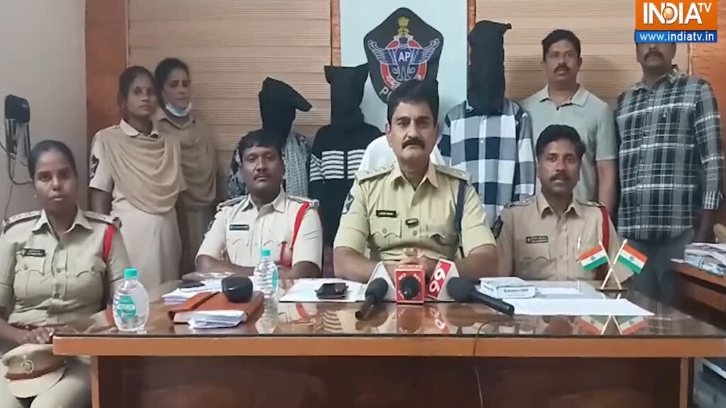 ਵੀਡੀਓ: ਆਂਧਰਾ ਪ੍ਰਦੇਸ਼ ਦੇ ਕੁਰਨੂਲ ਵਿੱਚ ਨਕਲੀ ਹਾਦਸੇ ਦੇ ਜ਼ਰੀਏ ਜਿਲਟੀ ਨਰਸ ਦੇ HIV ਟੀਕੇ ਦਾ ਬਦਲਾ