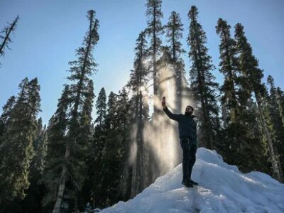 ਵ੍ਹਾਈਟ ਹੀਲਰ: ਬਰਫ ਨੇ ਸੈਲਾਨੀਆਂ ਨੂੰ ਕਸ਼ਮੀਰ ਵਾਪਸ ਲਿਆਂਦਾ