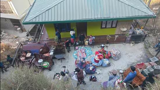 ਸ਼ਿਮਲਾ ‘ਚ ਬਹੁਮੰਜ਼ਿਲਾ ਇਮਾਰਤ ‘ਚ ਤਰੇੜਾਂ ਆਉਣ ਕਾਰਨ 15 ਪਰਿਵਾਰਾਂ ਨੂੰ ਕੱਢਿਆ ਗਿਆ