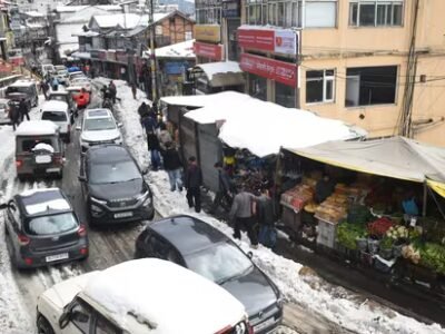 ਹਿਮਾਚਲ 'ਚ ਭਾਰੀ ਬਰਫਬਾਰੀ ਨੇ ਜਨਜੀਵਨ ਪ੍ਰਭਾਵਿਤ ਕੀਤਾ; 683 ਸੜਕਾਂ ਜਾਮ ਕੀਤੀਆਂ ਗਈਆਂ