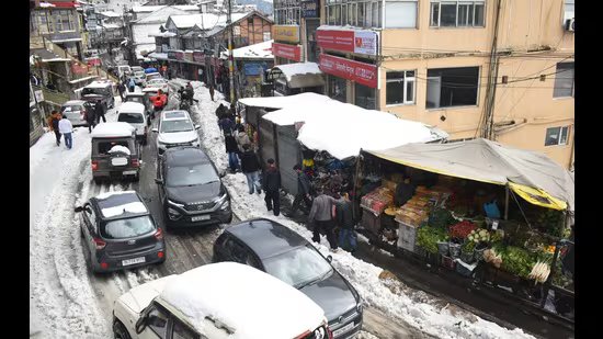 ਹਿਮਾਚਲ ‘ਚ ਭਾਰੀ ਬਰਫਬਾਰੀ ਨੇ ਜਨਜੀਵਨ ਪ੍ਰਭਾਵਿਤ ਕੀਤਾ; 683 ਸੜਕਾਂ ਜਾਮ ਕੀਤੀਆਂ ਗਈਆਂ