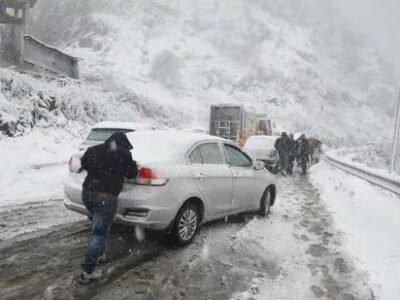 ਹਿਮਾਚਲ 'ਚ ਭਾਰੀ ਬਰਫਬਾਰੀ, ਮੀਂਹ ਨੇ ਜਨਜੀਵਨ ਕੀਤਾ ਪ੍ਰਭਾਵਿਤ, ਲਾਹੌਲ-ਸਪੀਤੀ, ਮੰਡੀ 'ਚ ਮੁੱਖ ਮਾਰਗ ਬੰਦ