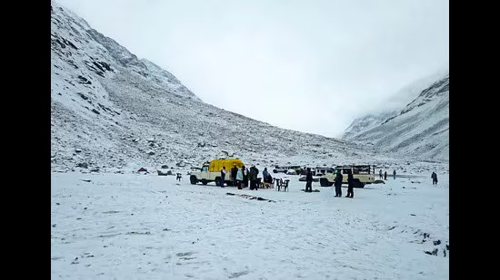 ਹਿਮਾਚਲ ਦੇ ਉੱਚੇ ਇਲਾਕਿਆਂ ਵਿੱਚ ਹਲਕੀ ਬਰਫਬਾਰੀ ਸੈਲਾਨੀਆਂ, ਸਥਾਨਕ ਲੋਕਾਂ ਨੂੰ ਖੁਸ਼ ਕਰਦੀ ਹੈ