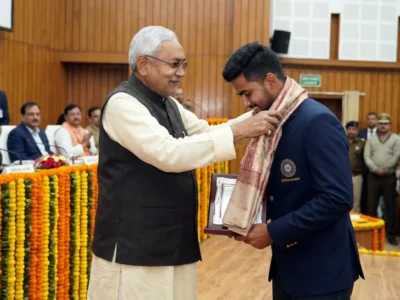 CM ਨਿਤੀਸ਼ ਕੁਮਾਰ ਨੇ ਕਿਹਾ- ਬਿਹਾਰ ਦੇ ਨਵੇਂ ਉਮੀਦਵਾਰ ਵੈਭਵ ਸੂਰਿਆਵੰਸ਼ੀ ਨੂੰ 50 ਲੱਖ ਦਾ ਚੈੱਕ ਦੇ ਕੇ ਕੀਤਾ ਸਨਮਾਨਿਤ