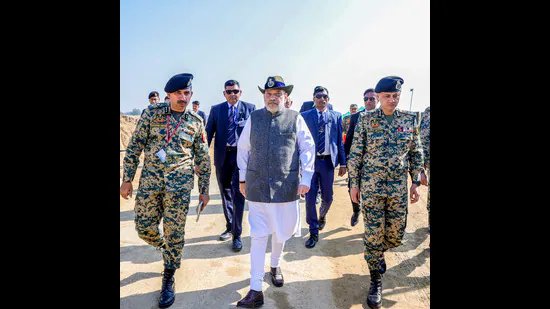 ਅਮਿਤ ਸ਼ਾਹ ਨੇ ਕਠੂਆ ਵਿੱਚ ਆਈਬੀ ਦੇ ਨਾਲ-ਨਾਲ ਅੱਗੇ ਵਾਲੇ ਖੇਤਰਾਂ ਦਾ ਦੌਰਾ ਕੀਤਾ, ਜੰਮੂ ਵਿੱਚ ਸੁਰੱਖਿਆ ਸਮੀਖਿਆ ਮੀਟਿੰਗ ਦੀ ਪ੍ਰਧਾਨਗੀ ਕੀਤੀ