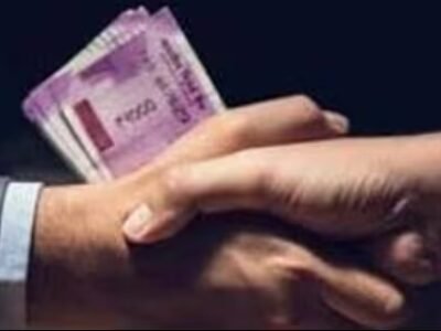 ਅਸ਼ਟਾਮ ਵਿਕਰੇਤਾ ਨੂੰ ਮਾਂ ਦੀ ਮੌਤ ਸਰਟੀਫਿਕੇਟ ਲਈ ਅਪਾਹਜ ਵਿਅਕਤੀ ਤੋਂ ₹ 8k ਲੈਣ ਲਈ ਬੁੱਕ ਕੀਤਾ ਗਿਆ