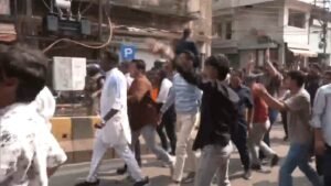 ਇੰਦੌਰ 'ਚ AI ਸੰਮੇਲਨ 'ਚ ਵਿਰੋਧ ਪ੍ਰਦਰਸ਼ਨ ਦੀ ਨਿੰਦਾ ਕਰਦੇ ਹੋਏ ਕਾਂਗਰਸ ਅਤੇ ਭਾਜਪਾ ਵਰਕਰਾਂ ਵਿਚਾਲੇ ਝੜਪ ਹੋਈ।