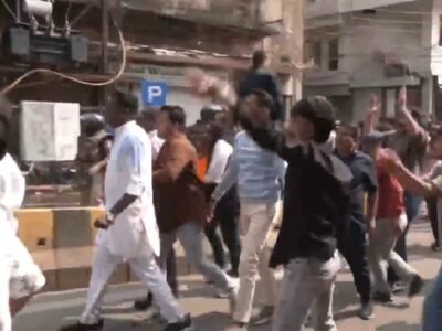 ਇੰਦੌਰ 'ਚ AI ਸੰਮੇਲਨ 'ਚ ਵਿਰੋਧ ਪ੍ਰਦਰਸ਼ਨ ਦੀ ਨਿੰਦਾ ਕਰਦੇ ਹੋਏ ਕਾਂਗਰਸ ਅਤੇ ਭਾਜਪਾ ਵਰਕਰਾਂ ਵਿਚਾਲੇ ਝੜਪ ਹੋਈ।