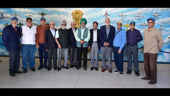 ਜਦੋਂ ਯਾਦਾਂ ਨੇ ਉਡਾਣ ਭਰੀ: ‘ਪੈਕੇਟ’ ਦੇ ਸਾਬਕਾ ਫੌਜੀ ਮੁੜ ਇਕੱਠੇ ਹੋਏ, ਦਹਾਕਿਆਂ ਦੀ ਹਿੰਮਤ ਅਤੇ ਦੋਸਤੀ ਵੱਲ ਮੁੜੇ